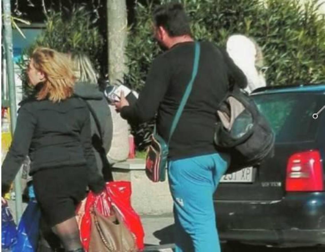 Tutti gli angoli della città sono presi d'assalto da questuanti stranieri e posteggiatori abusivi in cerca di pochi spiccioli ogni gior