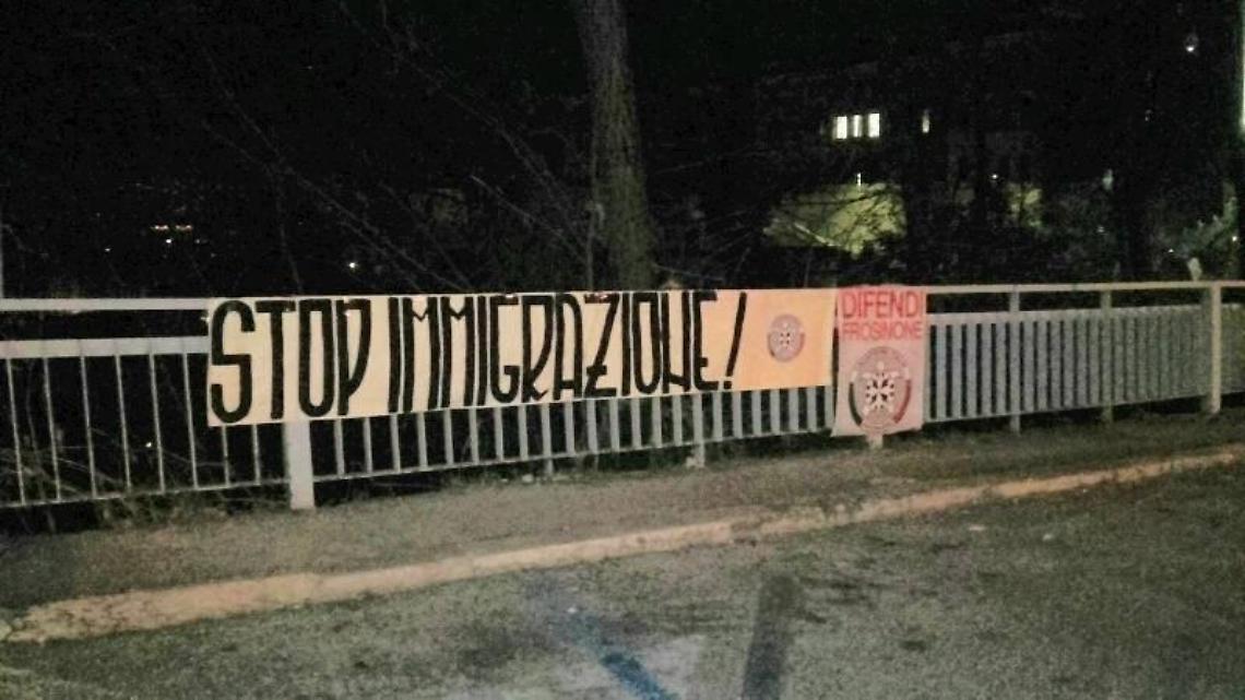 Striscione di CasaPound contro l'immigrazione affisso davanti al comune