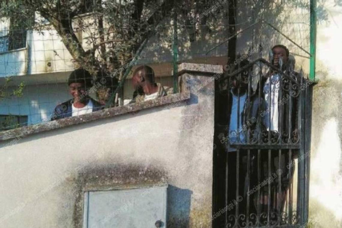 Caos profughi, fra proteste e ricoveri. Ma a ore dovrebbe scattare lo sgombero