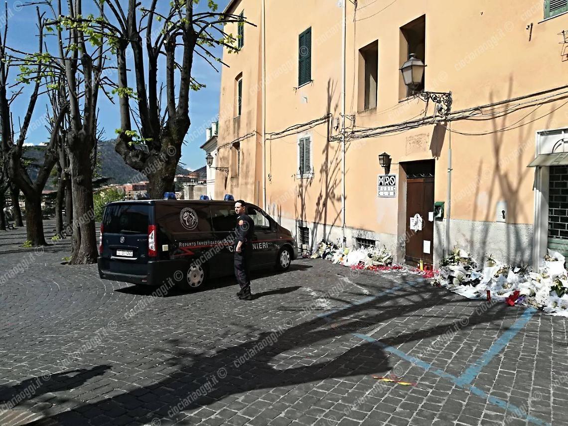 I carabinieri davanti la porta, ormai chiusa, del Miro Music Club