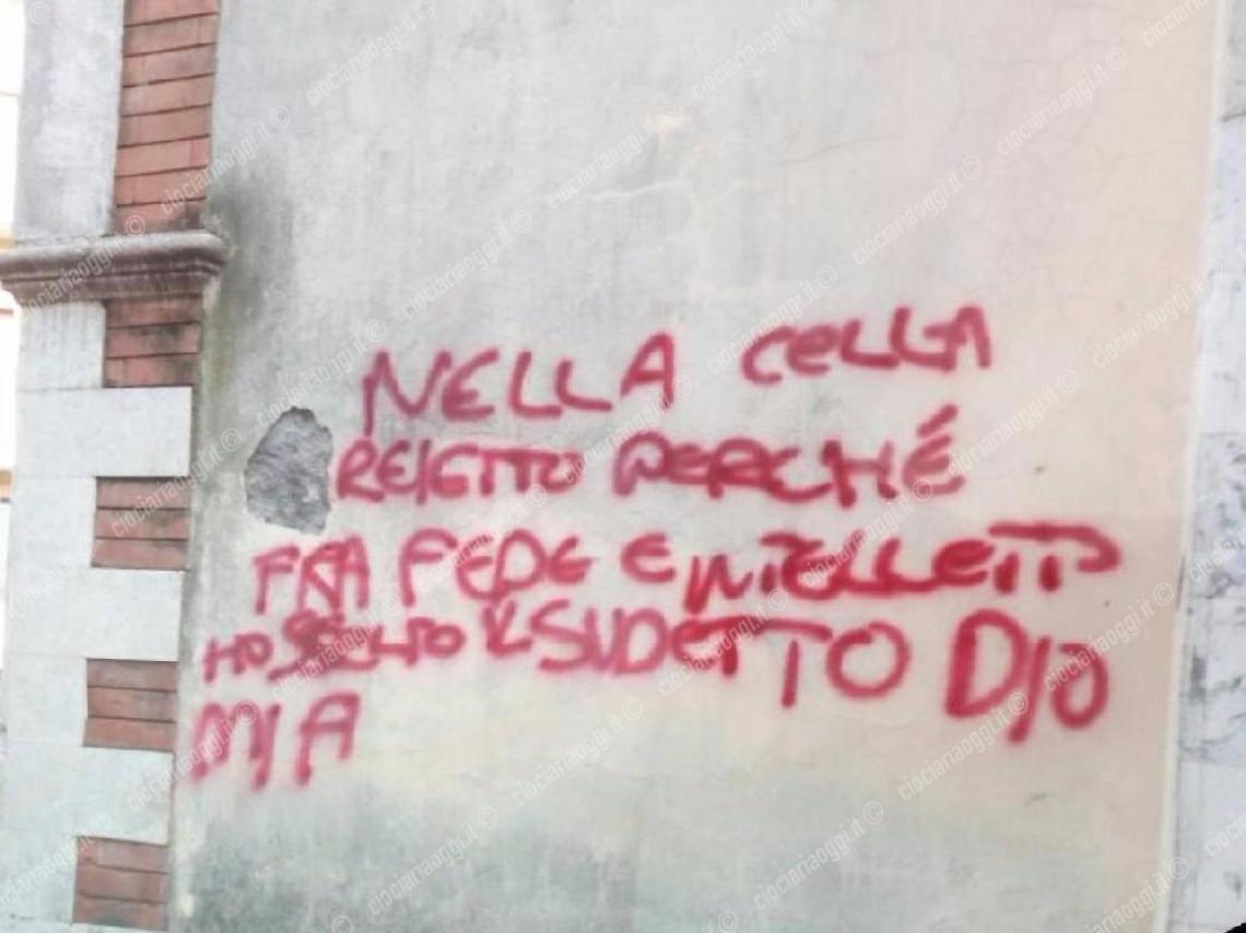 Pasqua con i vandali: con la vernice spray imbrattato il muro della chiesa di Sant'Elisabetta