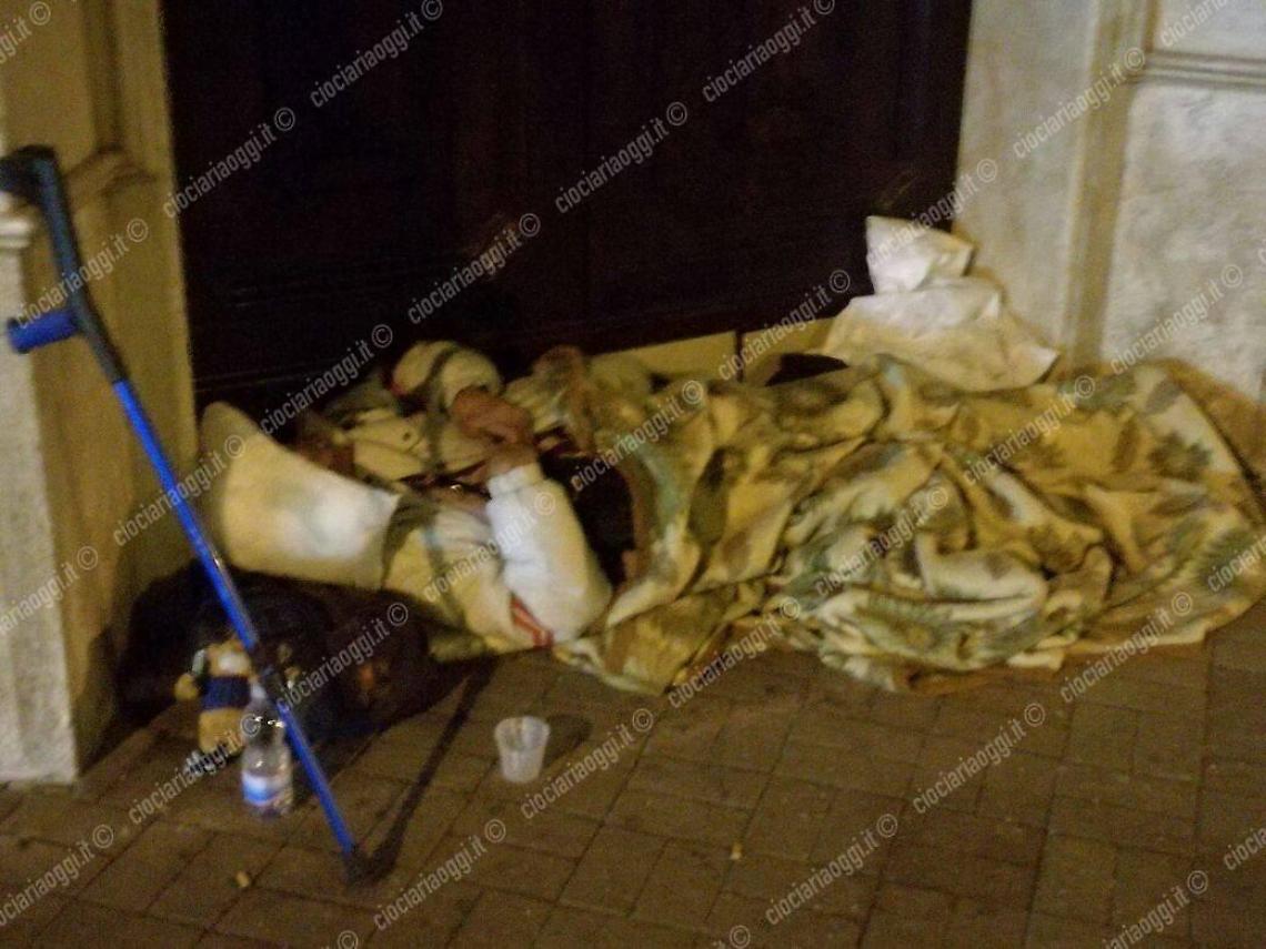 Guerra delle elemosine: colto da malore il clochard aggredito. Rifiutati i soccorsi