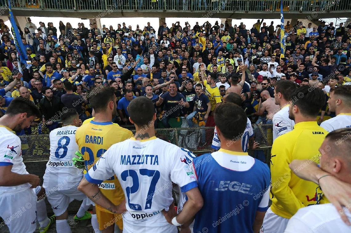 Ternana-Frosinone: squadra contestata allo stadio "Liberati"