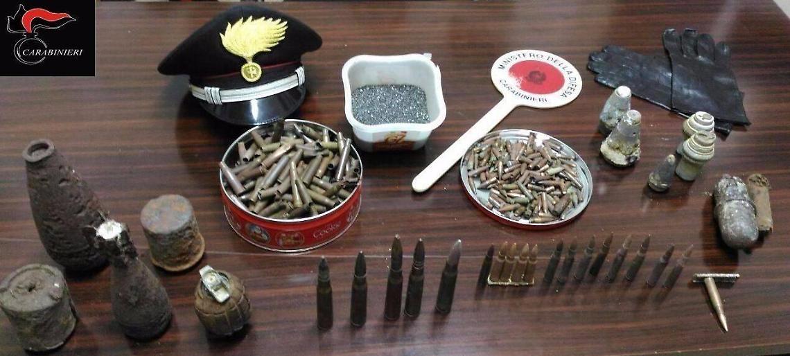 Armi da guerra in casa, giovane arrestato: nascondeva un vero arsenale