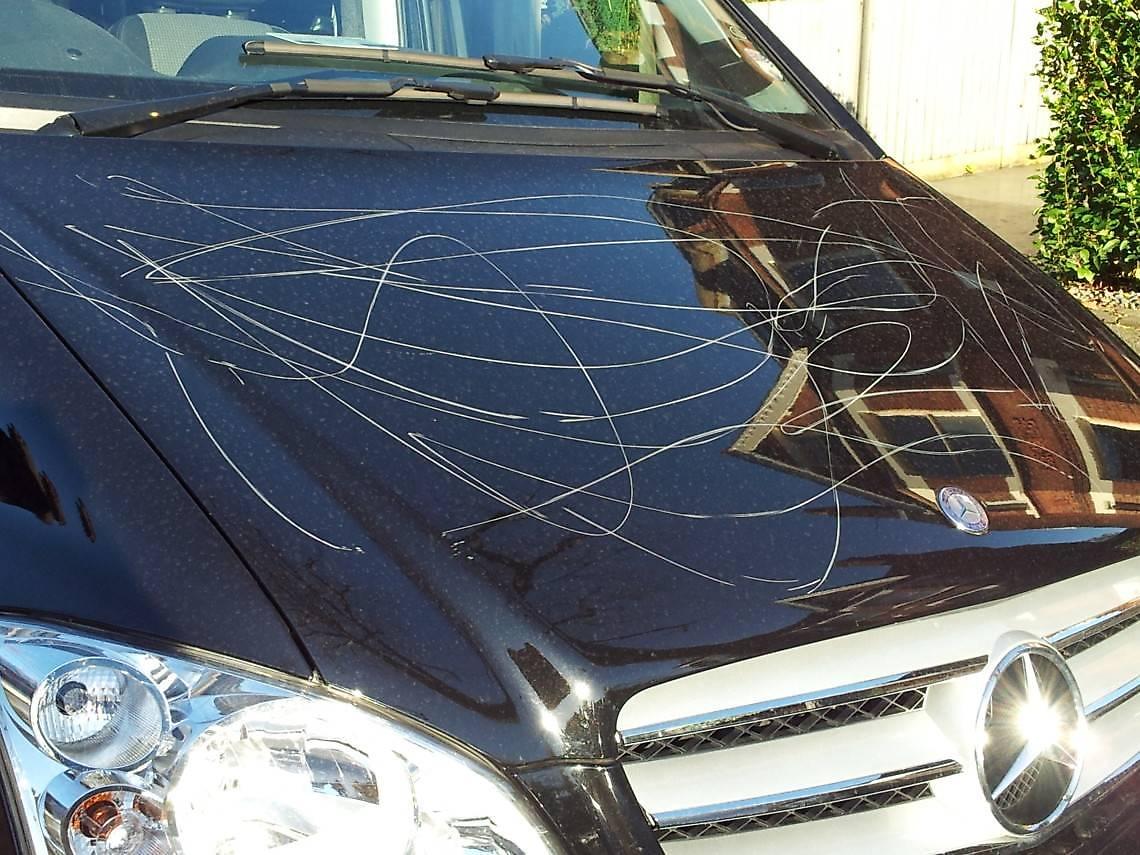 Auto sfregiate nella notte, fenomeno in aumento. Ma nessuno denuncia