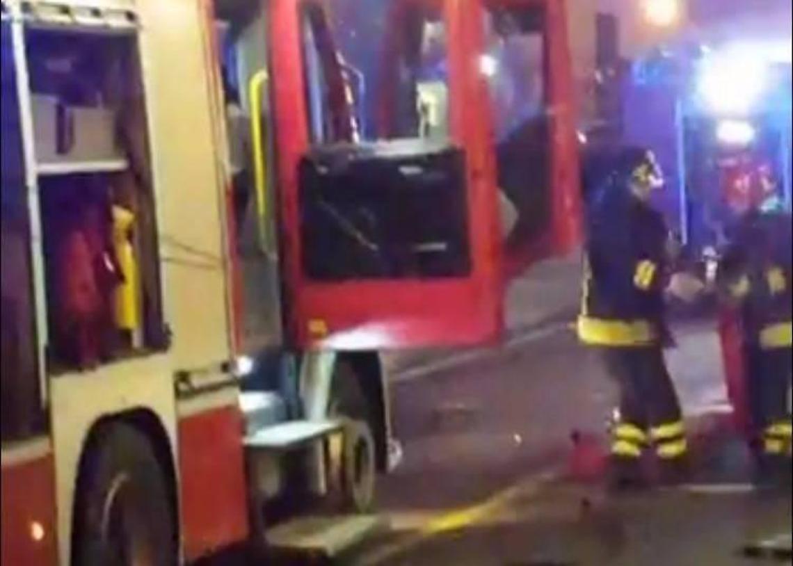 Benzina e fuoco davanti a un bar. Trovata la bottiglia