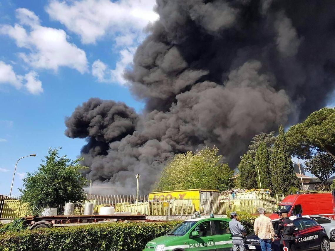 Incendio rifiuti, i danni della nube tossica: aria malata e consumatori terrorizzati