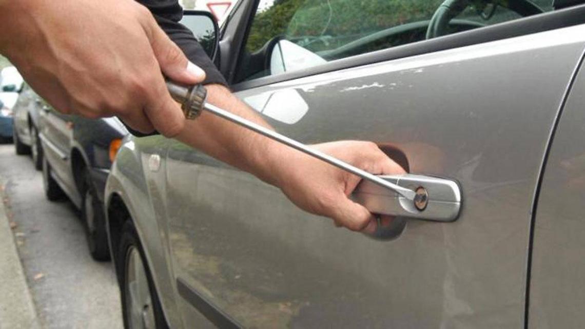 Furti a raffica in centro. Rubate anche le offerte per un bimbo disabile. Stasera scattano le ronde