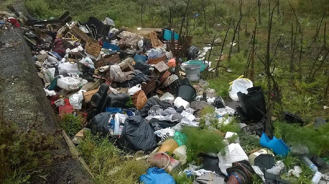 Multato per abbandono di rifiuti: ma tra l'immondizia spunta il vero "furbetto"