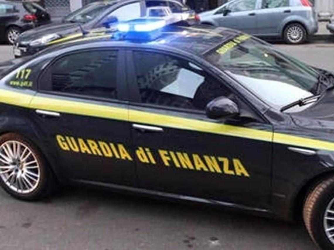 Molotov nell'auto, forse per un attentato incendiario: c'è un quarto indagato