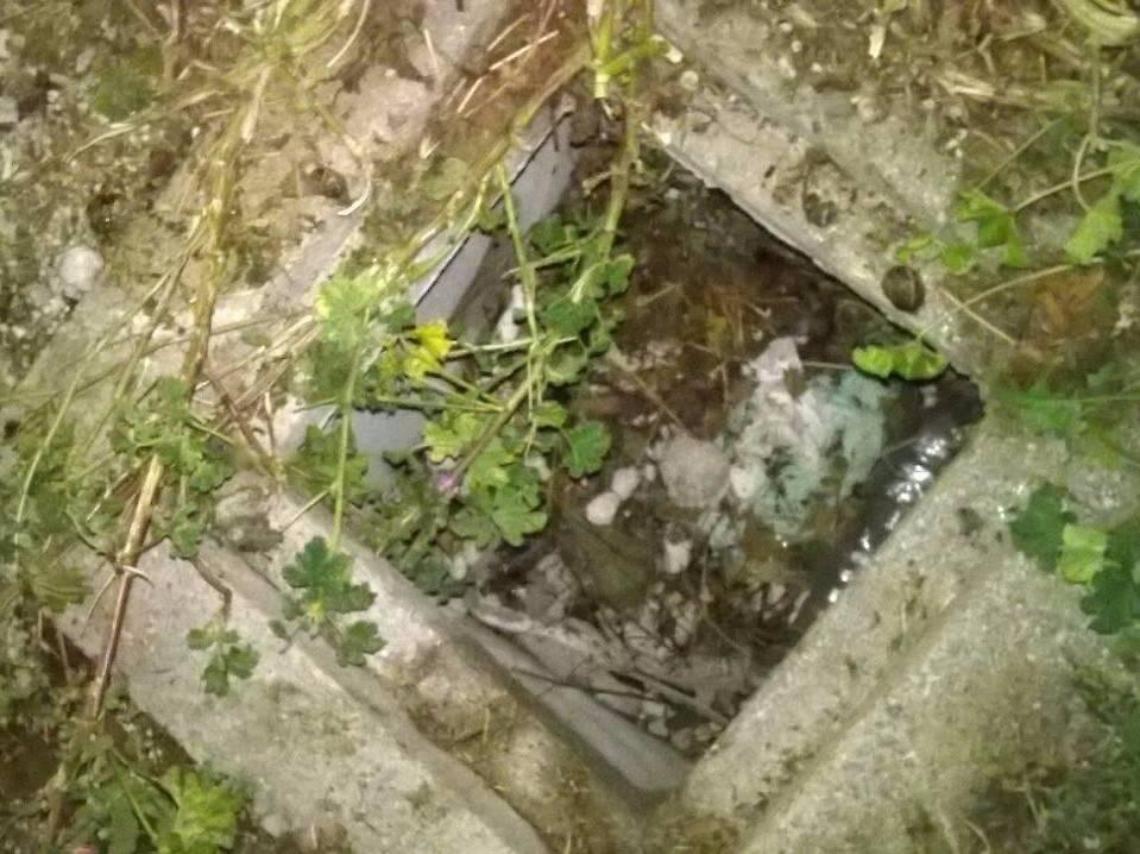 Ragazza cade in un tombino mentre passeggia. I cittadini chiedono maggiore sicurezza