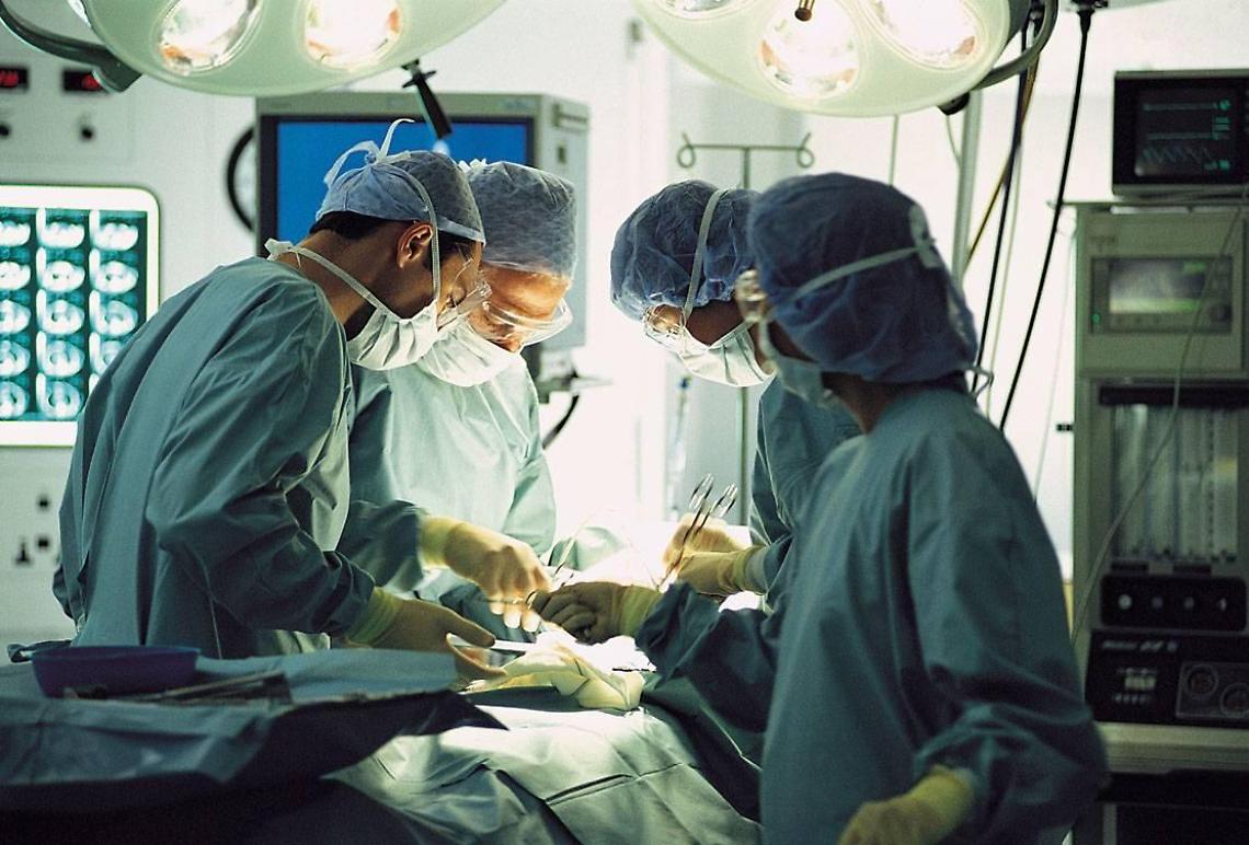 Cade in coma dopo l'operazione: condannati tre medici "negligenti"