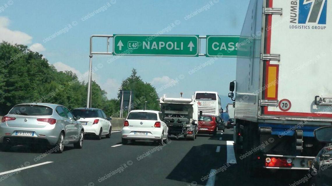 Incidente mortale sull'A1: imprenditore perde il controllo dell'auto e si schianta contro un tir