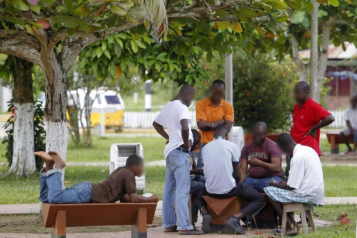 Villa Comunale: panchine occupate da extracomunitari sdraiati "in maniera indecente"