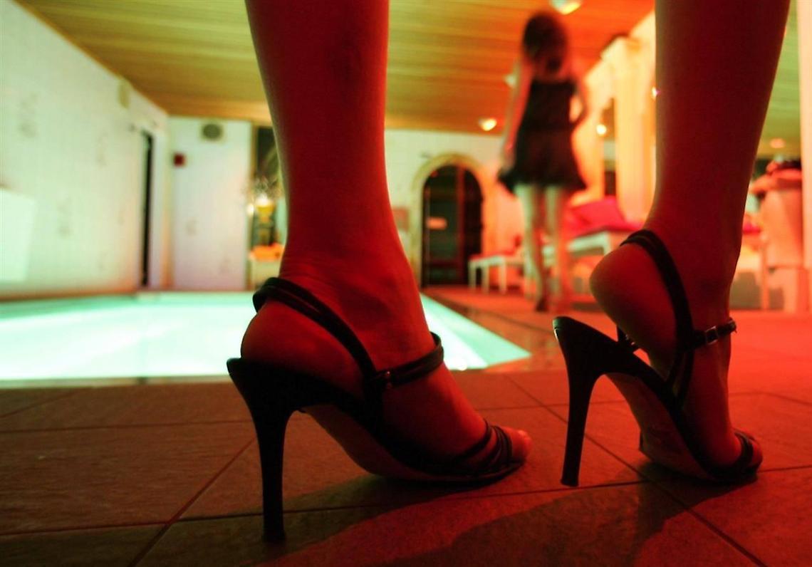 Belle, avvenenti e giovani: affari d'oro nella case a luci rosse. Riflettori sulla clientela