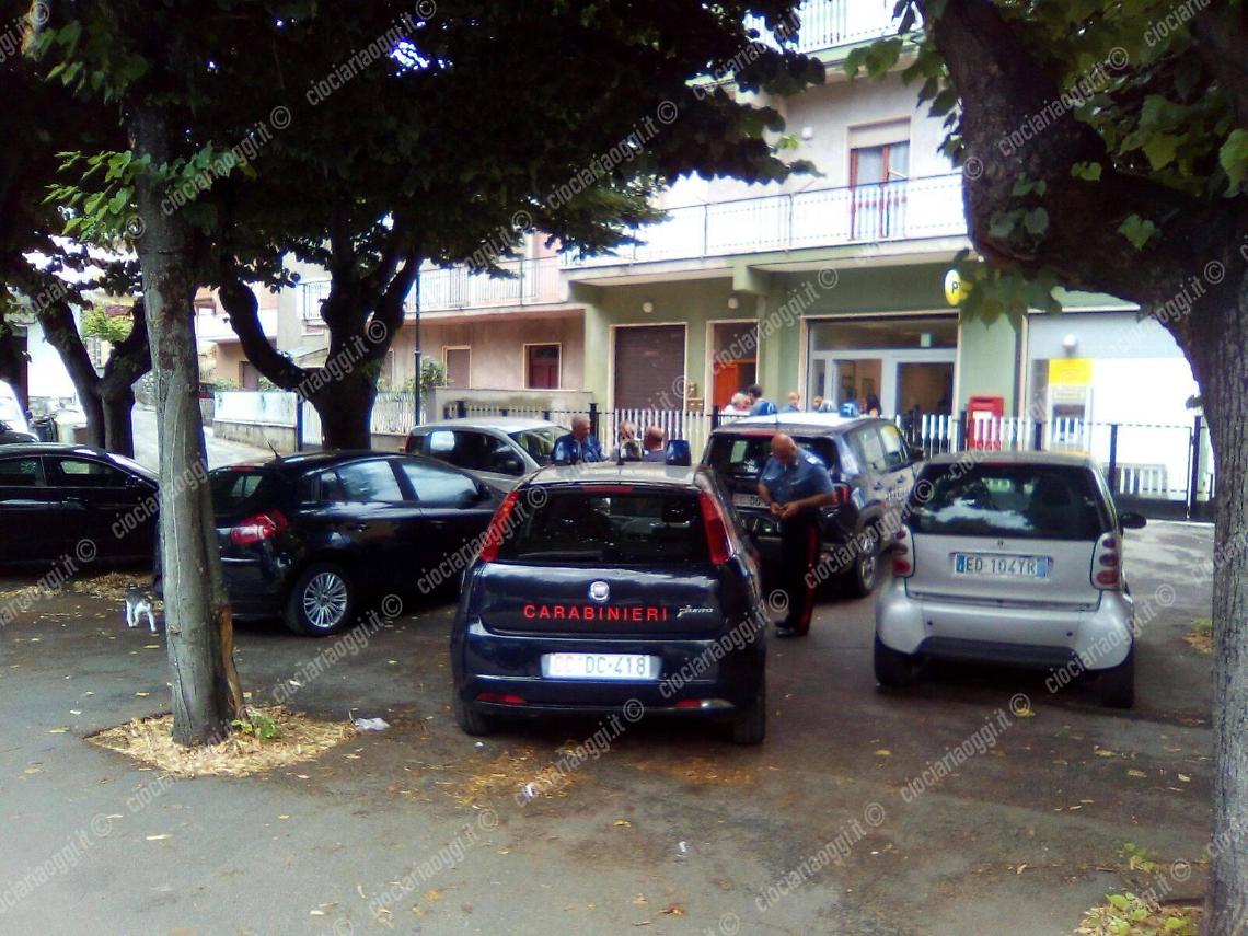 Terrore alle Poste: tre banditi armati di coltello fanno irruzione e rubano centomila euro