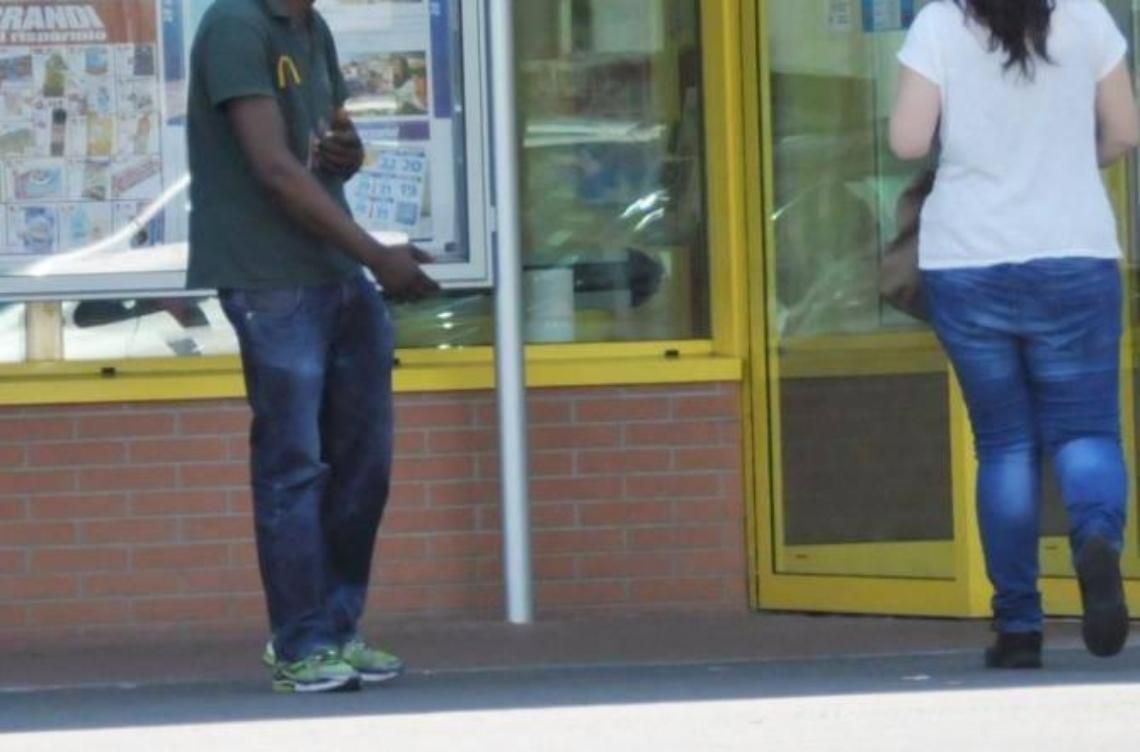 Schiaffi e pugni per le elemosine: rissa tra profughi in pieno centro