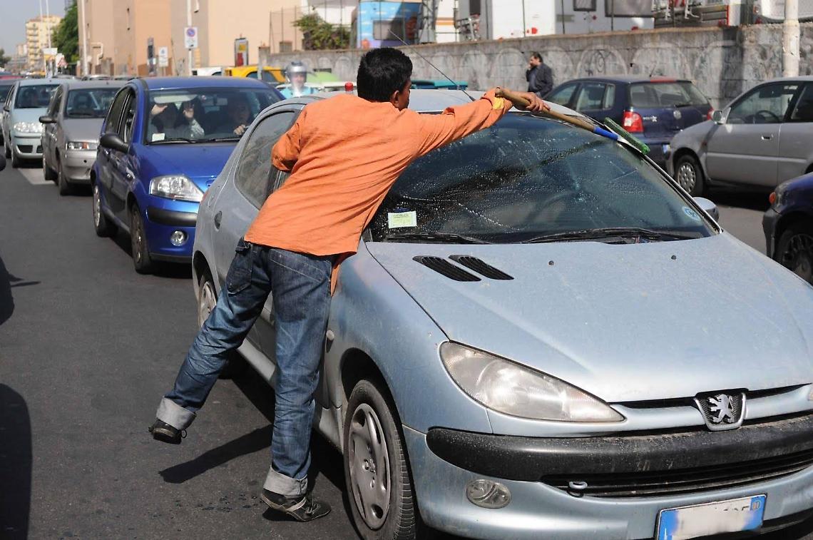 Lavavetri molesto importuna un'anziana e poi si scaglia contro i poliziotti