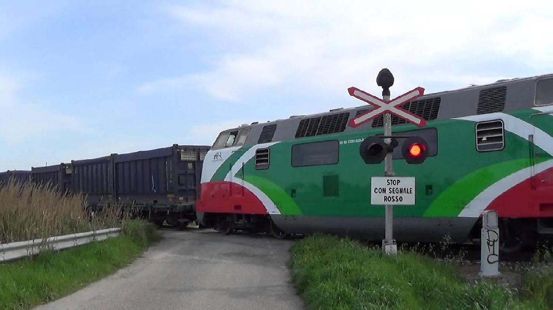 Convoglio passa con le sbarre alzate. Rfi precisa: nessun pericolo per le auto, ma resta la paura