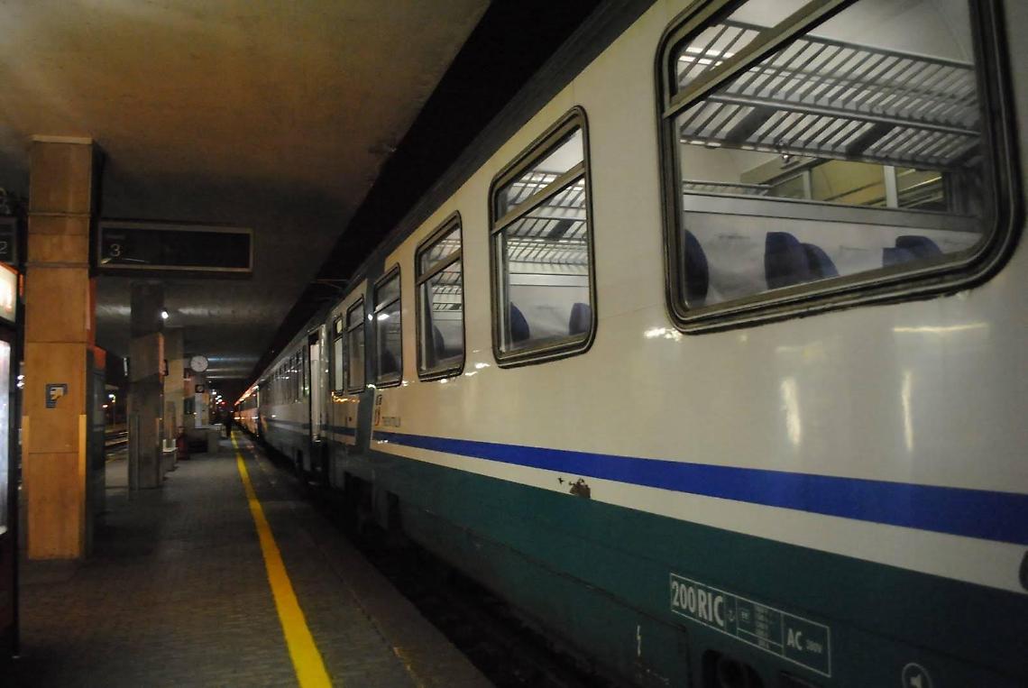 Violenza su una giovane nel treno vuoto: le blocca le gambe e inizia a "toccarsi"