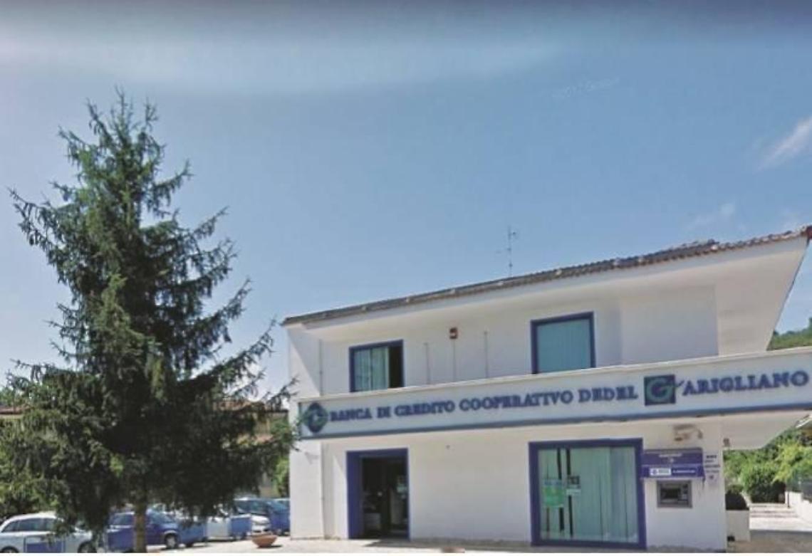 Rapina in banca: armati di taglierino minacciano tutti ed arraffano il bottino