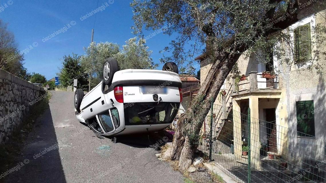 Perde il controllo dell'auto e si ribalta: conducente trasportato in ospedale