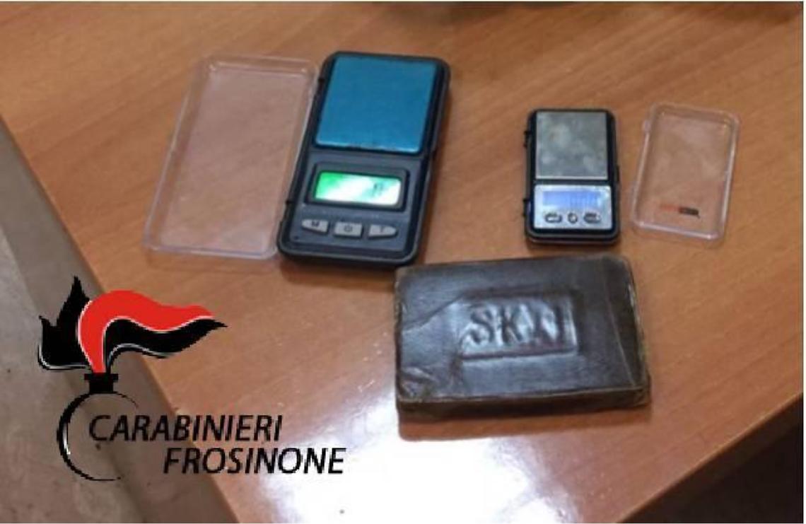Tenta di nascondere sul terrazzo una borsa con un etto di hashish: beccato
