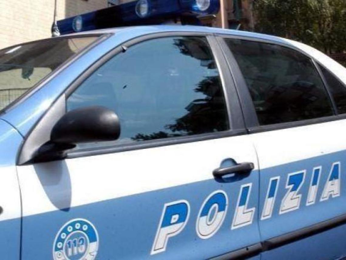 Sequestrato sul posto di lavoro e caricato su un'auto. Poi viene massacrato di botte