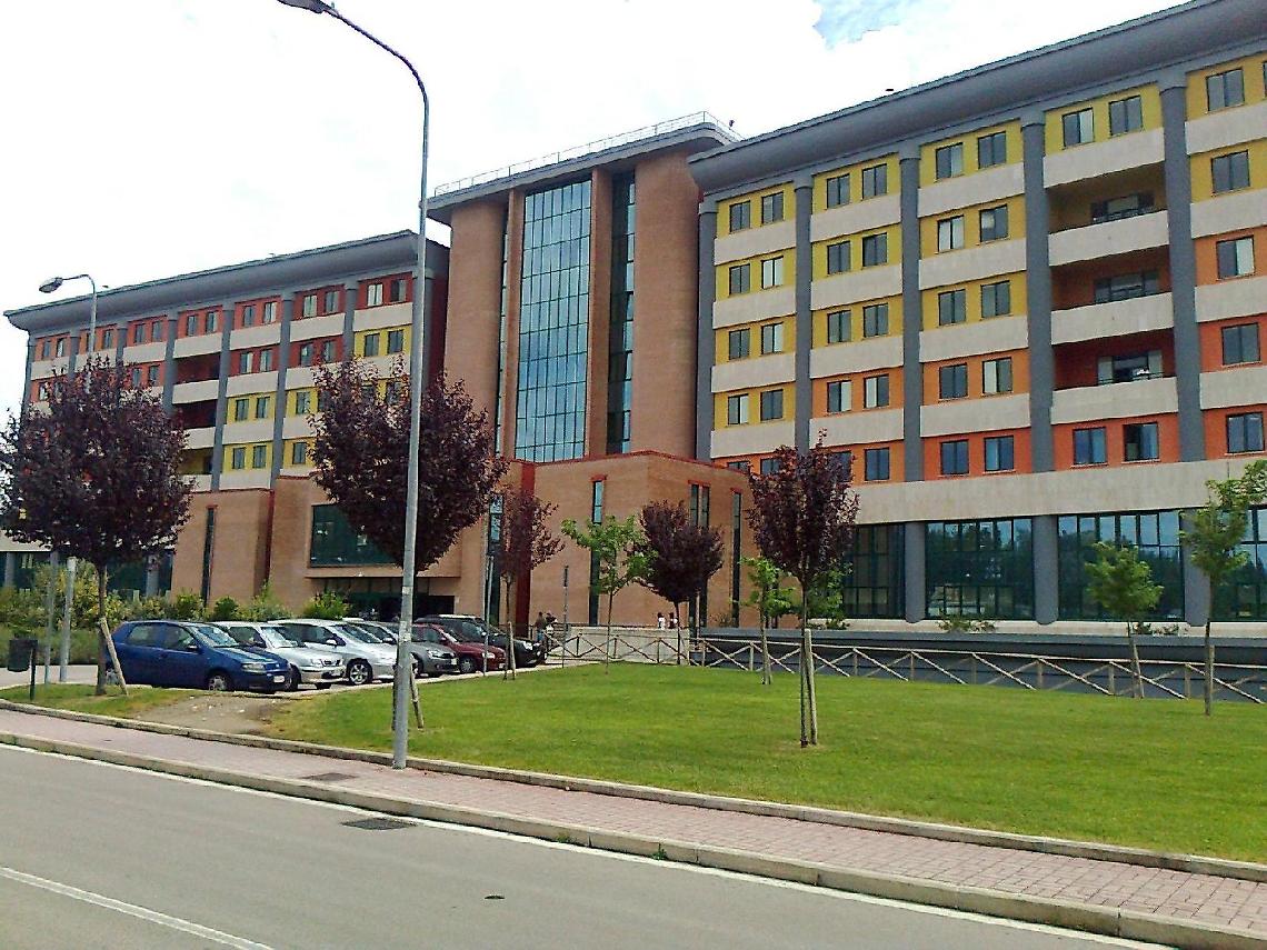 Medico aggredito al pronto soccorso: afferrato al collo e malmenato