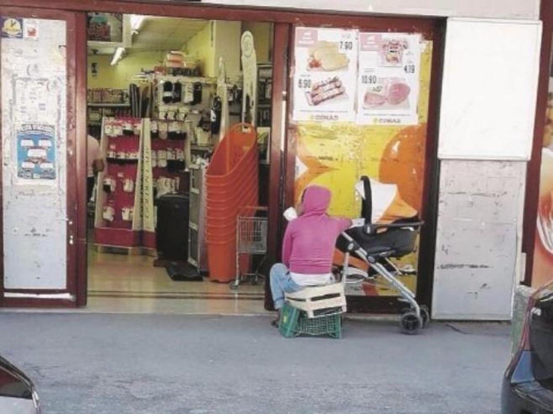 Chiede l'elemosina con il figlio neonato accanto. E il quartiere si divide
