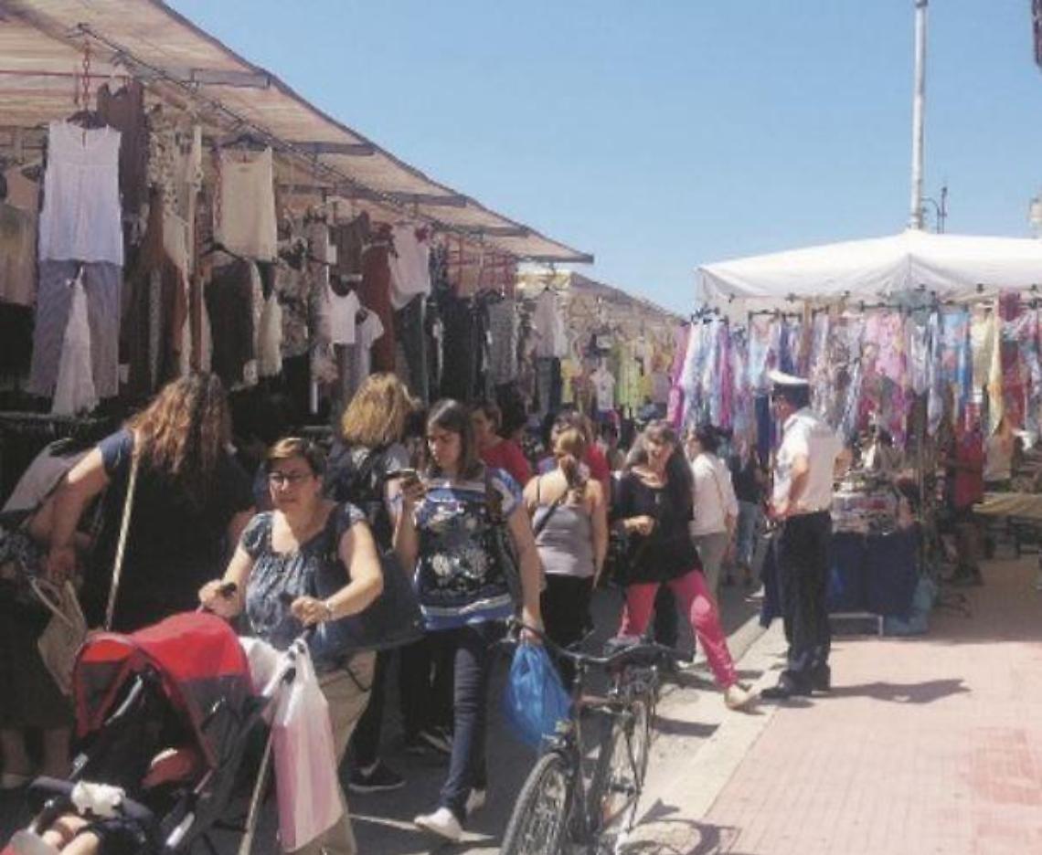 Rischio alto al mercato: le ambulanze non riescono a passare. Il sindaco: "Cambieremo"