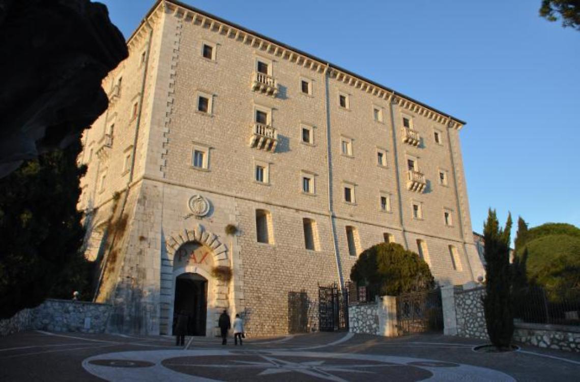 Colta da malore mentre visita le abbazie: donna ricoverata in ospedale