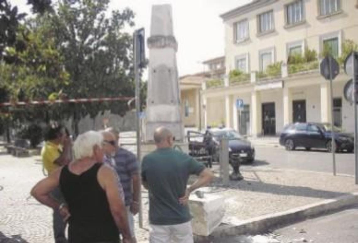 Cavo elettrico tranciato finisce sulla stele: tragedia sfiorata in piazza