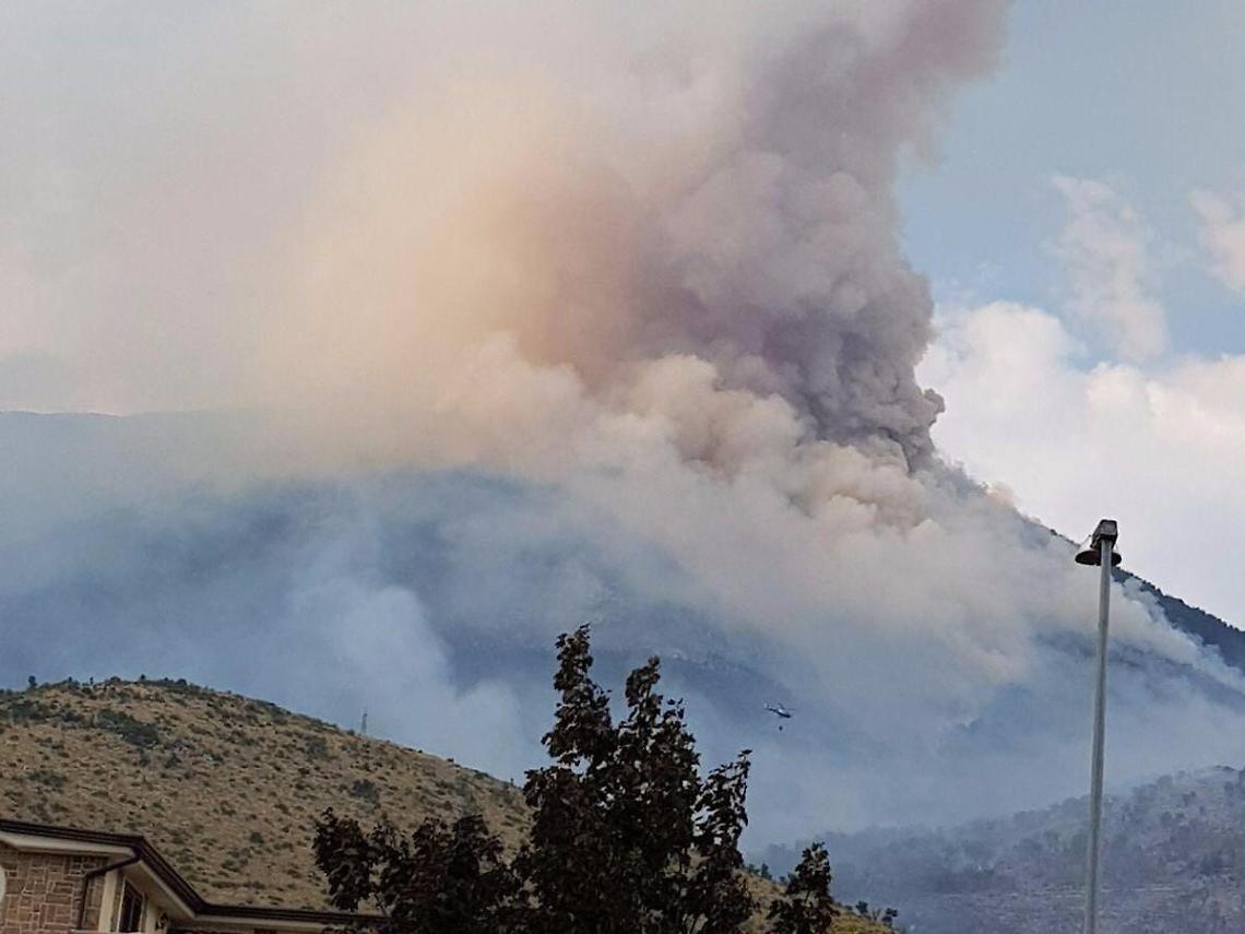 [VIDEO] Cassinate divorato dal fuoco: brucia anche un mattatoio comunale. Mezzi aerei in azione