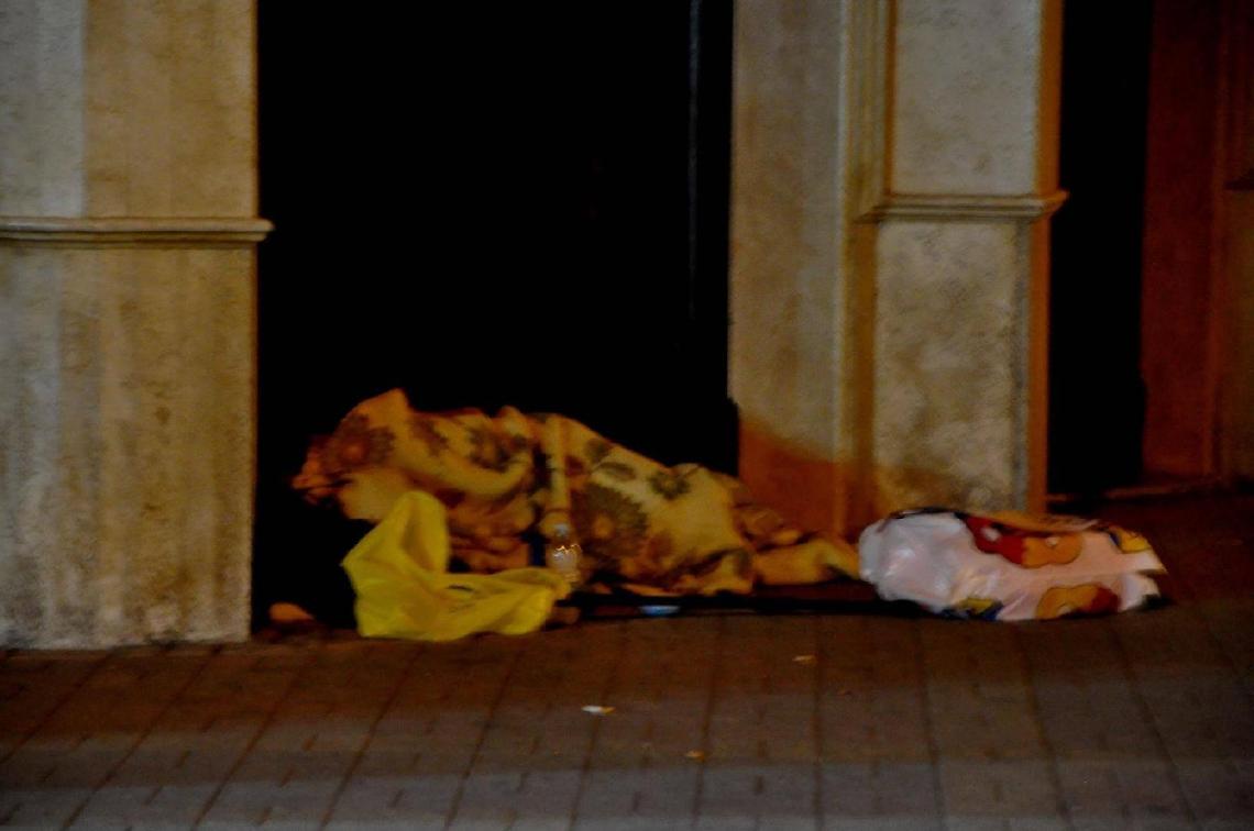 Clochard: un'emergenza che provoca sdegno. Ora si pensa a denunciare i familiari