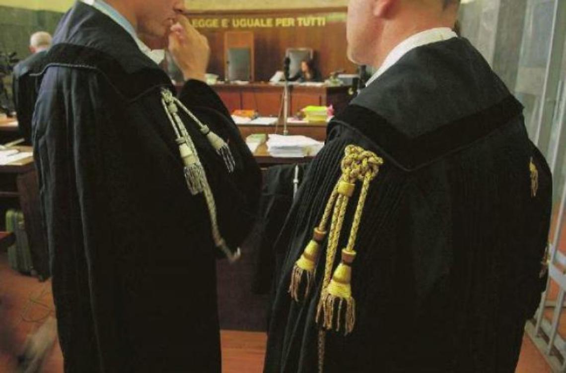 Squarciate le gomme del fuoristrada di due avvocati: atto intimidatorio nella notte