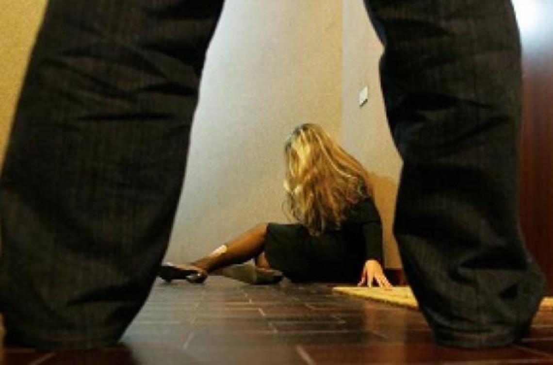 Scontento del piatto preparatogli, un uomo marchia a fuoco la compagna