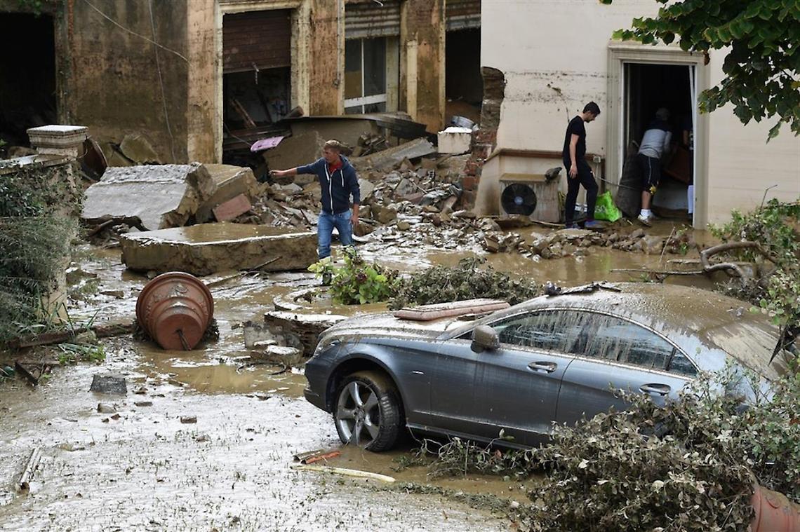 Mette in salvo sul tetto figlia e moglie, poi muore travolto da acqua e fango