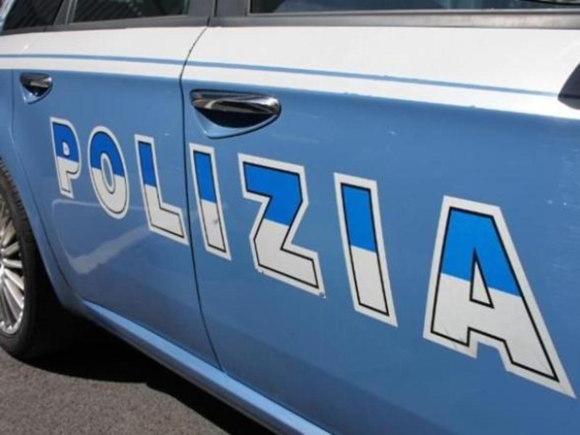 Sospetta un tradimento e picchia tutti. Anche gli agenti