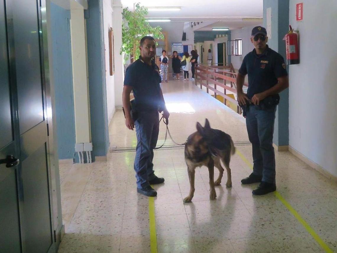 Droga tra i banchi: "roba" in classe per fare festa a ricreazione, scatta il blitz