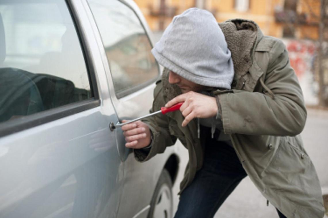 Auto preda di ladri e vandali: un incubo senza fine. Tanti i nuovi colpi
