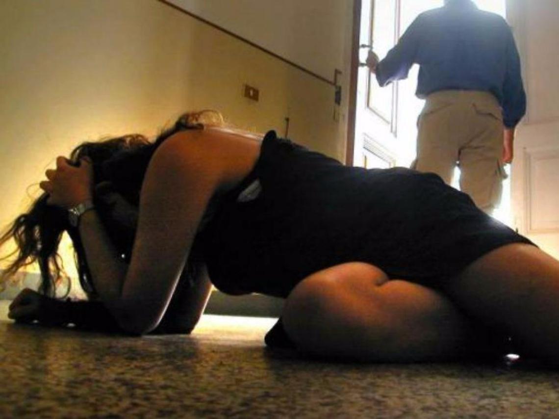 Calci, pugni e una testata in pieno volto all'ex moglie: cinquantenne arrestato dai carabinieri