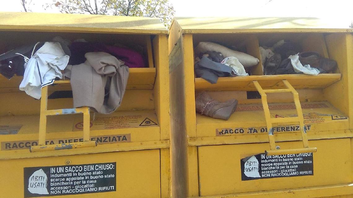 Cassonetti degli abiti usati saccheggiati dai profughi: fenomeno senza sosta