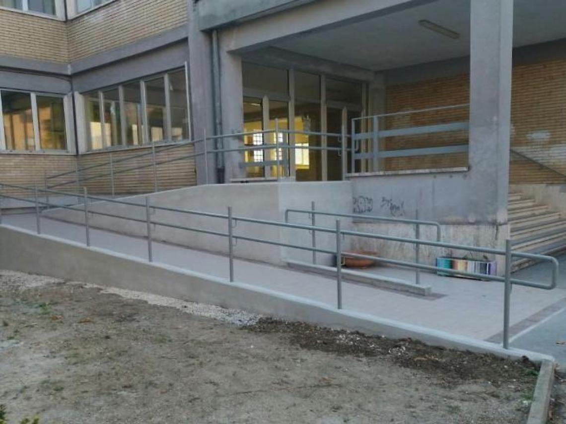 Lavori terminati: la scuola media ha la rampa di accesso per disabili