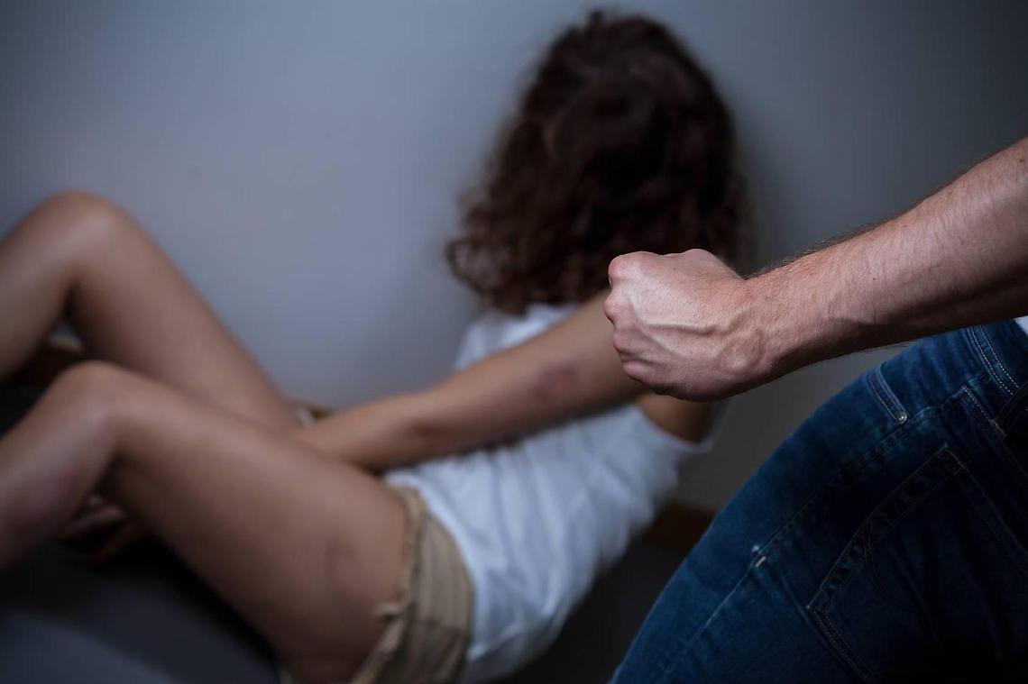 [AMORI MALATI] Pugni in faccia alla ex: poi le chiede di tornare con lui. Ma finisce male