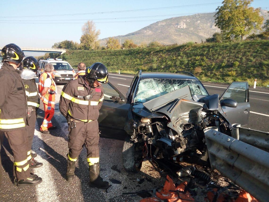 Incidente in autostrada: centra il guard rail e muore "infilzato"