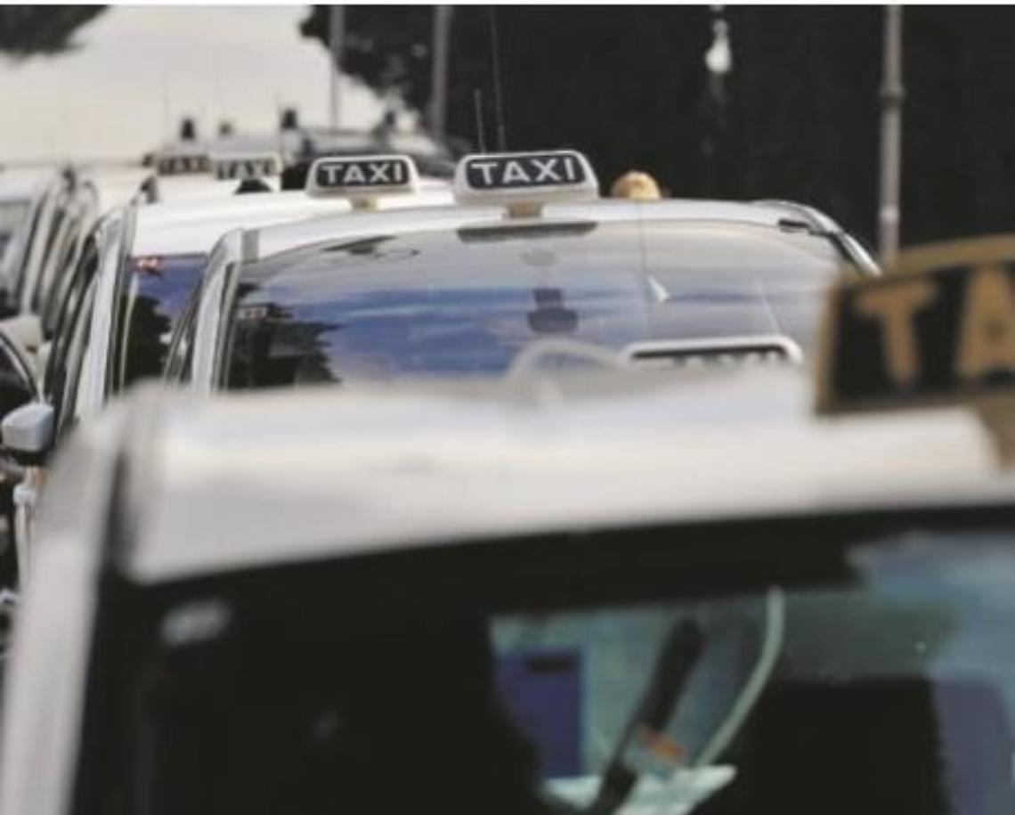 Una corsa contesa: violenta lite tra tassisti, tre feriti e gran parapiglia