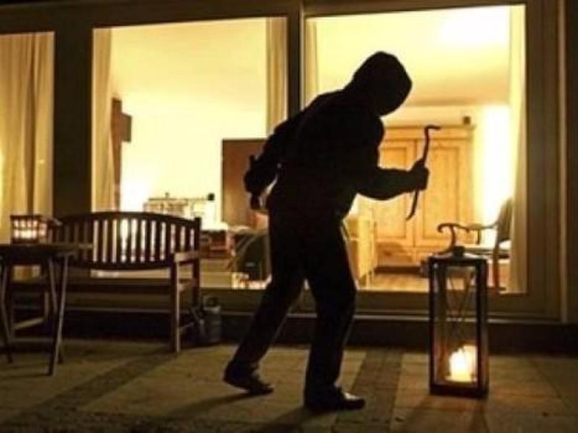 Rapina in villa: momenti di terrore,  tre malviventi svaligiano la casa e picchiano il figlio del proprietario