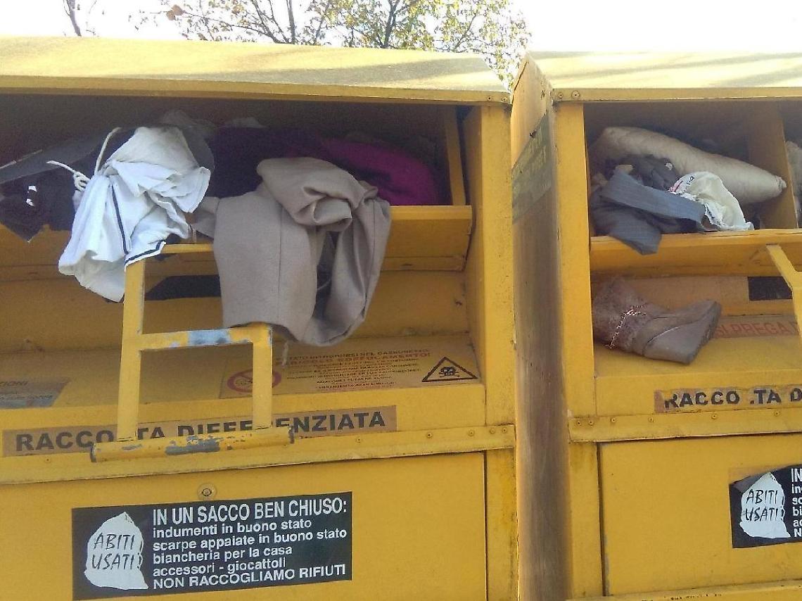 Profughi rubano dalla raccolta degli abiti usati: scatta l'arresto