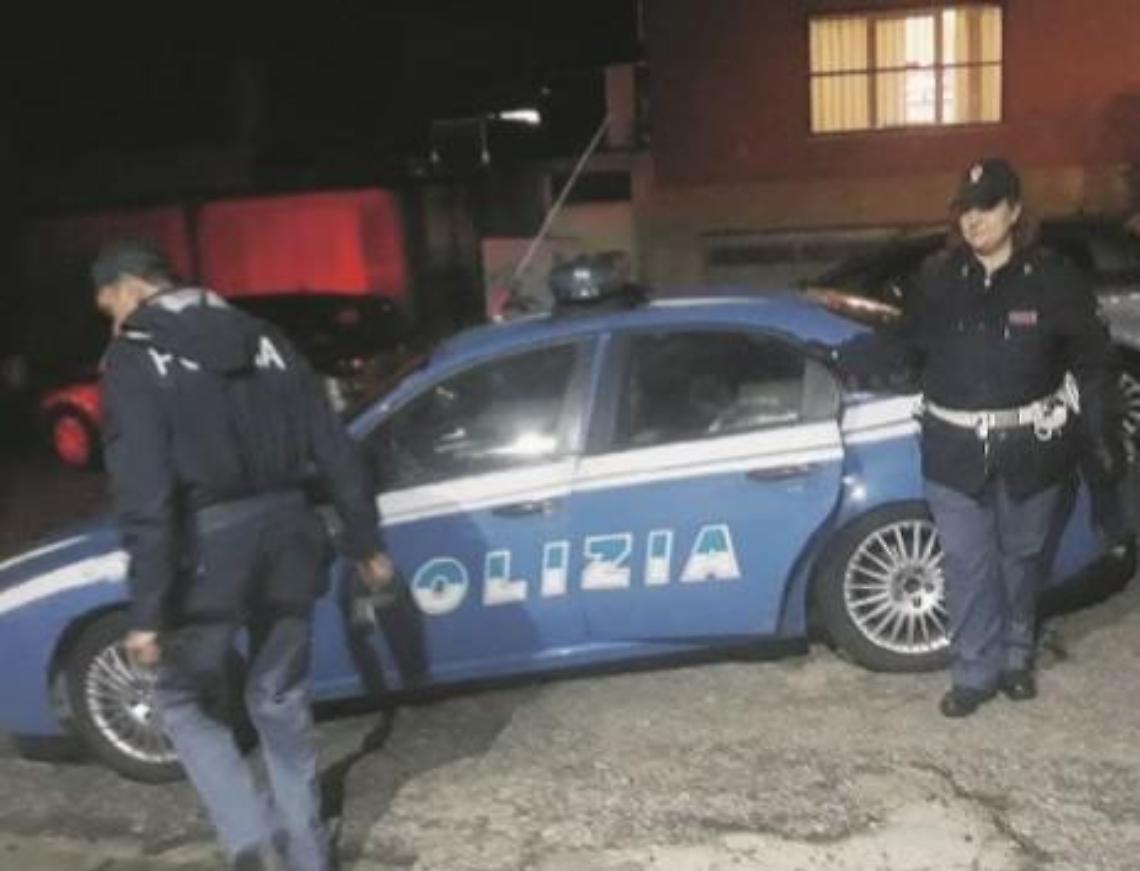 Violenza e bottigliate alla stazione tra profughi: scatta il blitz nelle case degli immigrati